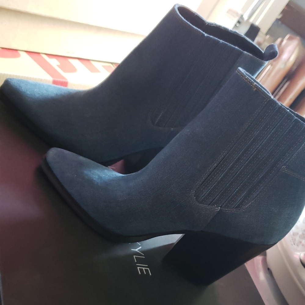 Size 9.5 kendall and kylie colt blue western booties.
